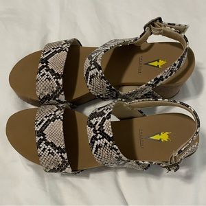 Volitaile Womens Sandle Size 8 Never Worn Faux Snake